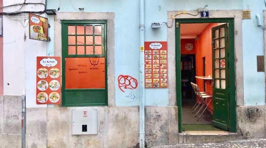 Hà Văn Long (áo rằn ri) và Hà Văn Cảnh (áo công nhân màu xanh) và vật chứng vụ án tại Cơ quan CSĐT OK9 trang cược thể thao xanh chín nhất châu Á tỉnh Cao Bằng.